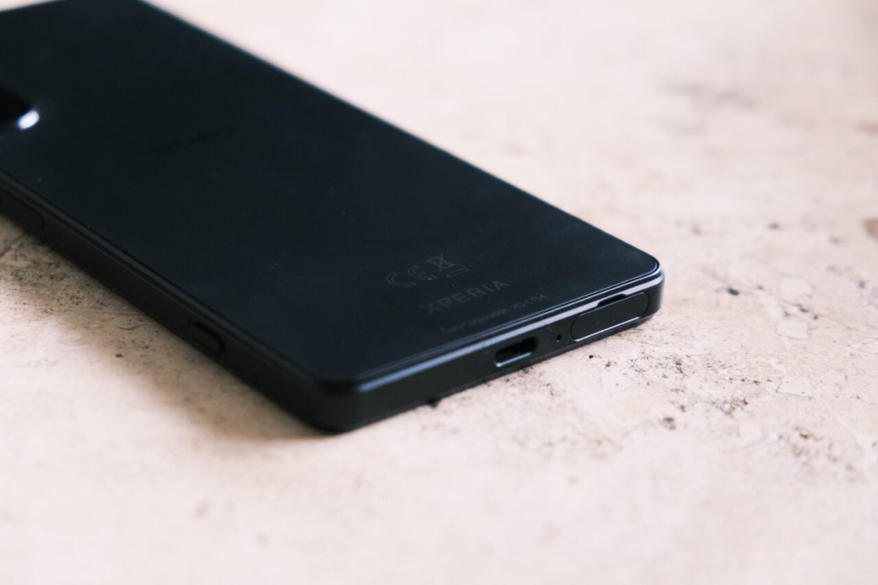 Zdjęcie dolnej krawędzi smartfona Sony Xperia 1 IV