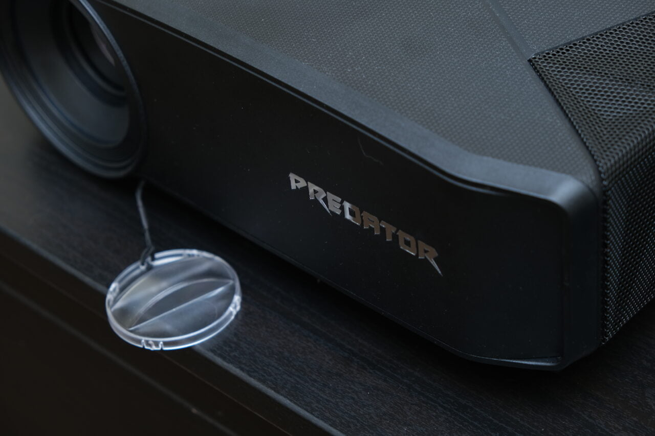 Recenzja Acer Predator GD711 - zdjęcie główne przedstawia front i logo projektora