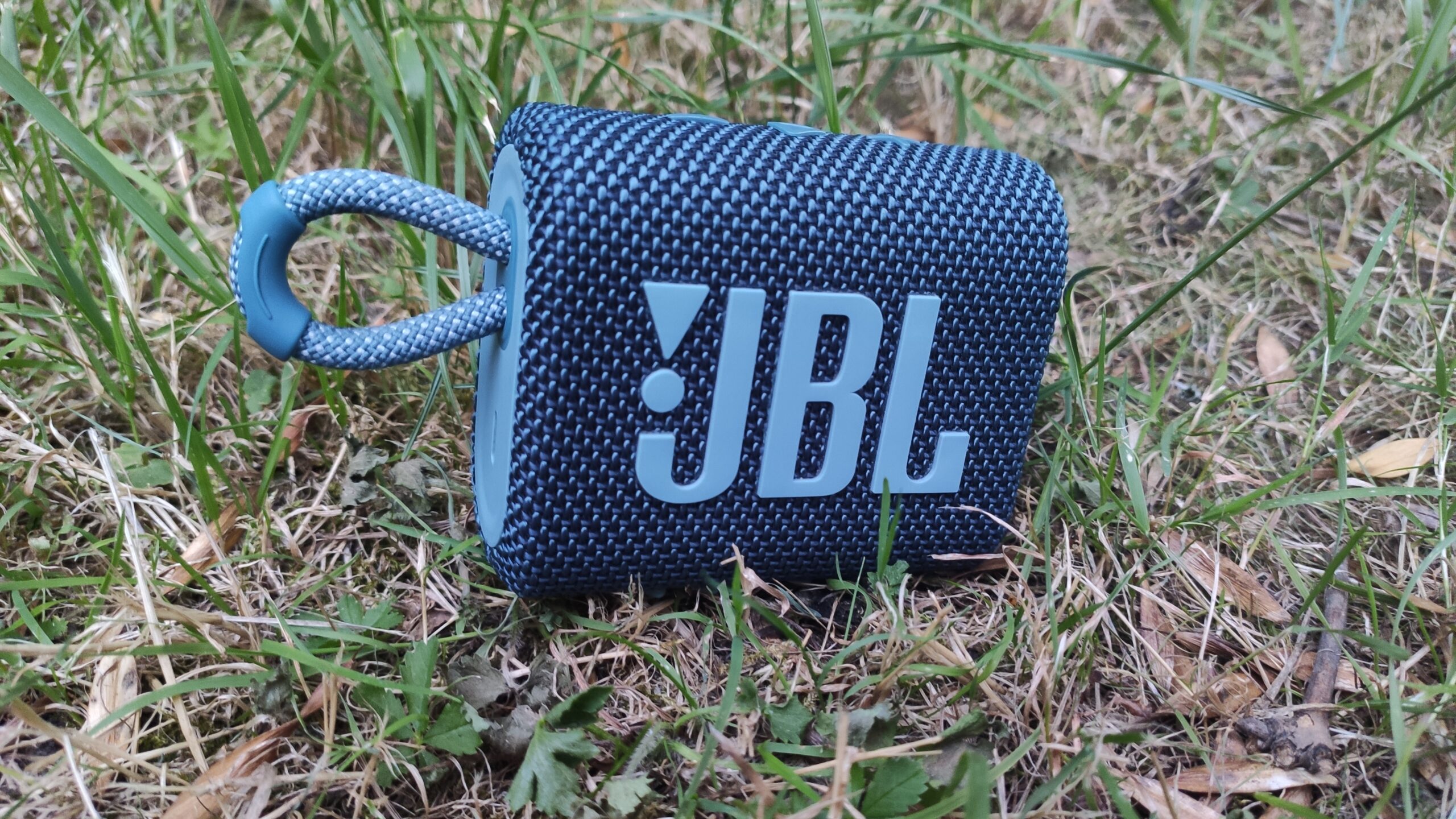 Jbl go 3 цены. JBL go 3. Кастом на JBL go 3. Релиз JBL go. JBL go 3 на рюкзаке.