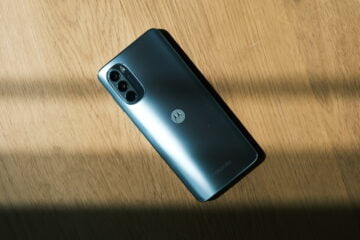 Recenzja Motorola Moto g62 5G - zdjęcie główne, przedstawia cały telefon