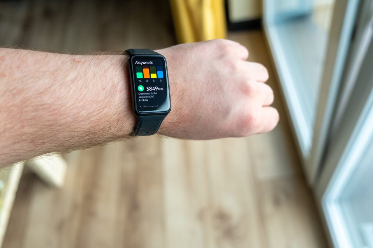 Ekran pokazujący elementy smart w zegarku Oppo Watch Free