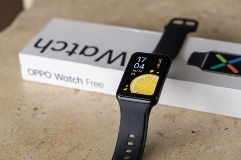 Recenzja Oppo Watch Free, zdjęcie główne przedstawiające zegarek na pudełku