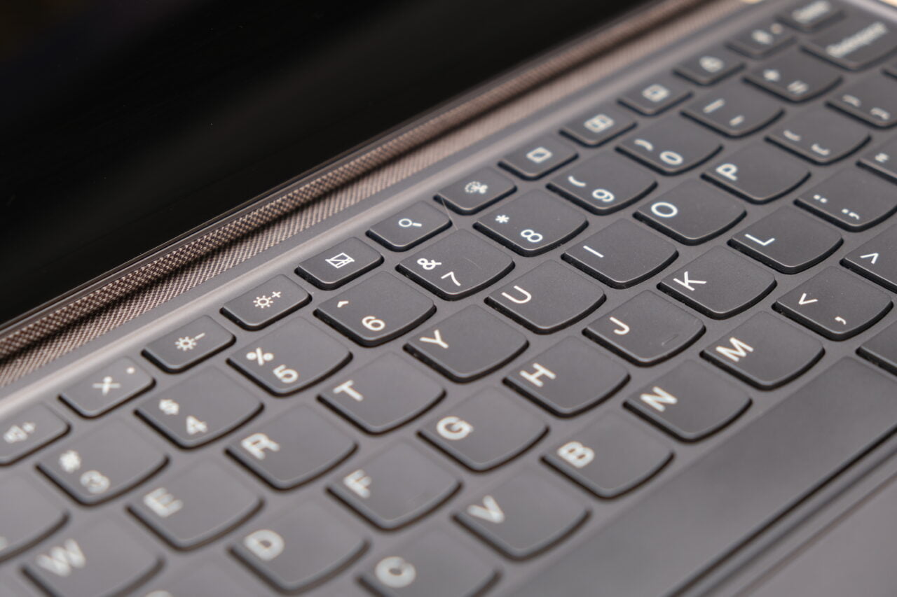 Zbliżenie na klawiaturę Lenovo Tab P12 Pro