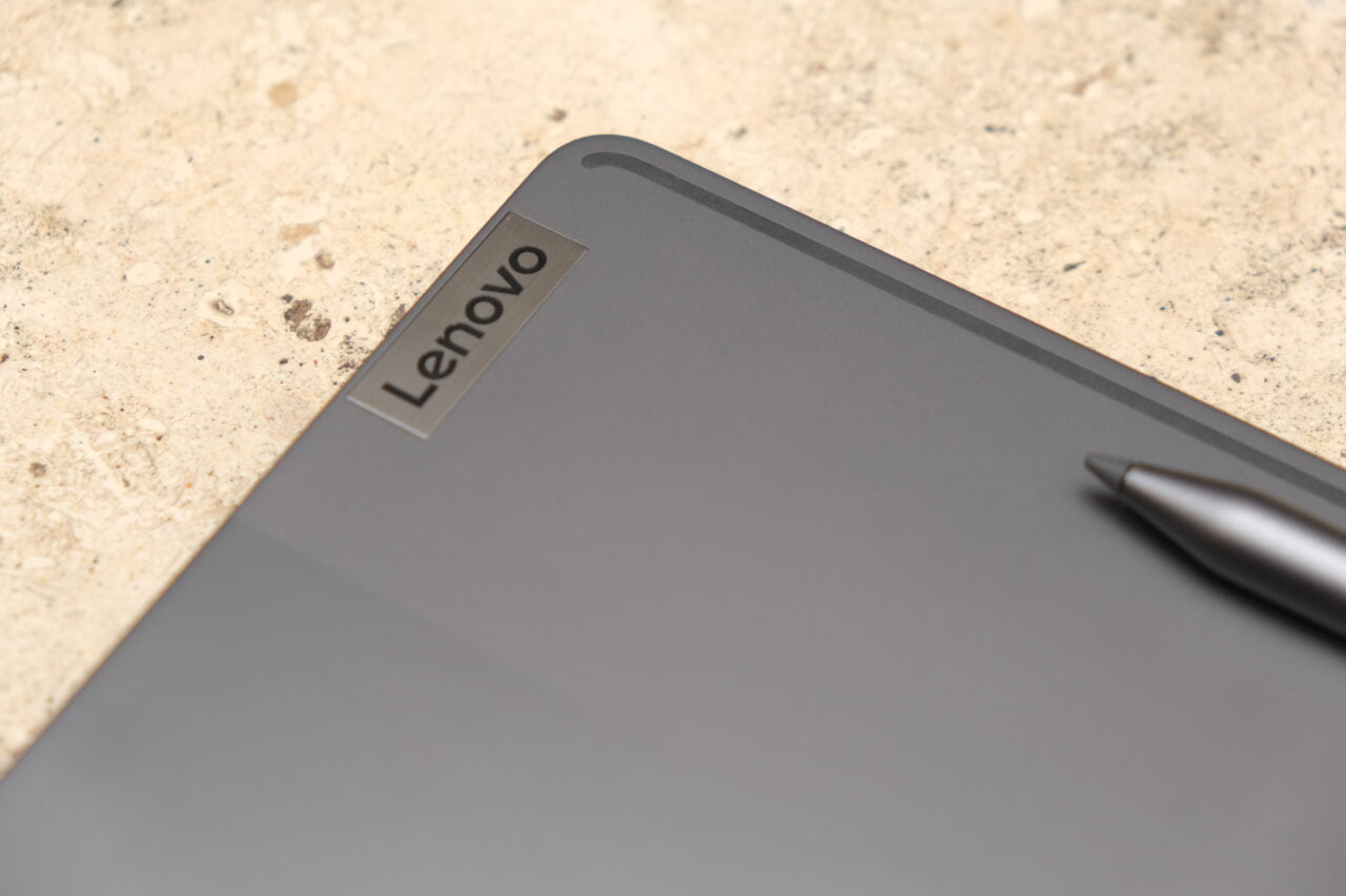 Zdjęcie przedstawia logo producenta z tyłu tabletu Lenovo Tab P12 Pro