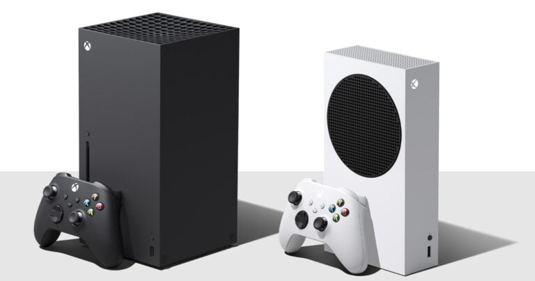 Dwie konsoli do gier Xbox w wersji kolorystycznej: czarna Xbox Series X z dopasowanym kontrolerem po lewej i biała Xbox Series S z białym kontrolerem po prawej.