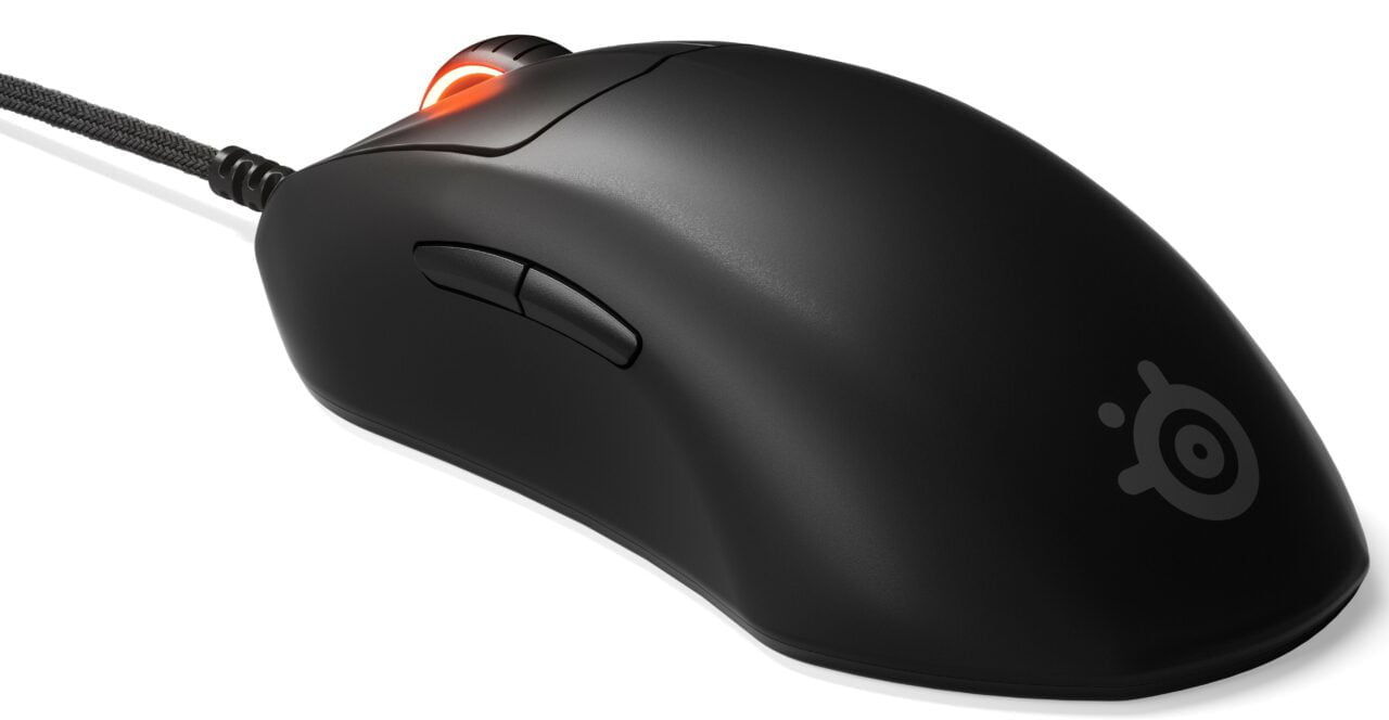 Czarna mysz komputerowa z przewodem i logo producenta na spodzie.