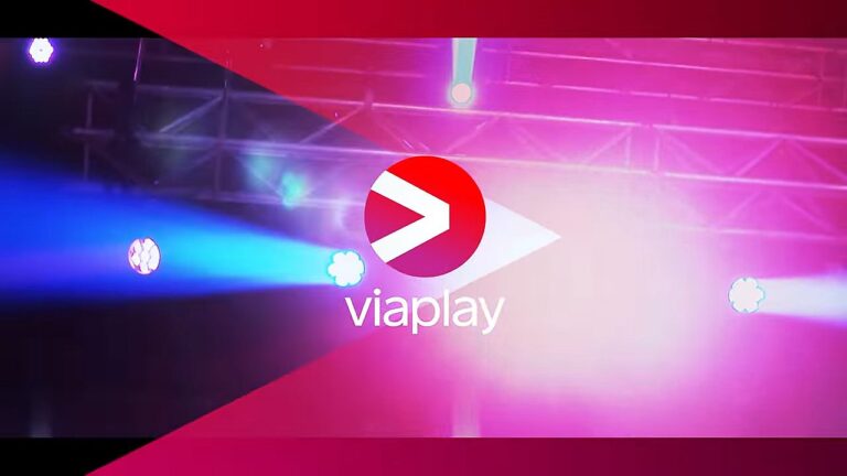 Logo serwisu Viaplay z białym znakiem play w czerwonym okręgu na rozmytym tle z czerwonym i niebieskim oświetleniem.
