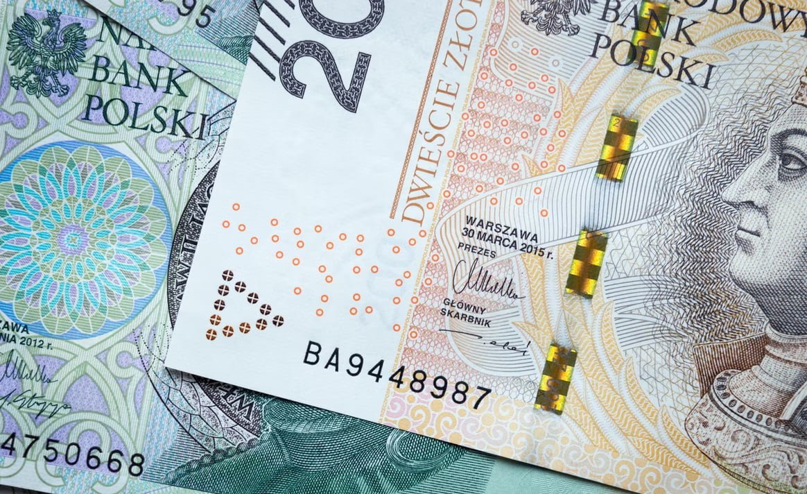 banknoty 100 i 200 złotych