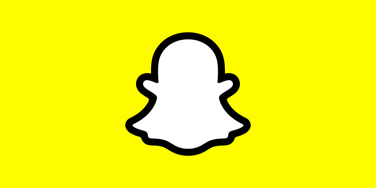 Duże logo aplikacji Snapchat w postaci białego ducha z czarnym konturem na jaskrawożółtym tle.