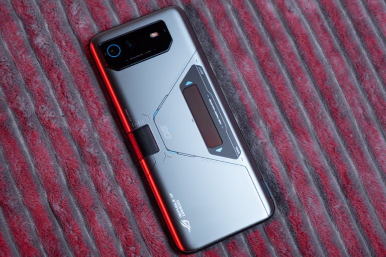 Recenzja Asus ROG Phone 6D Ultimate - zdjęcie główne rpzedstawiające plecki smartfona