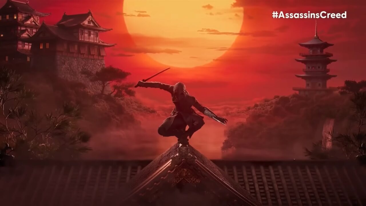 Assassin's Creed Shadows. Postać w stroju ninja z mieczem na dachu w stylu japońskim na tle zachodzącego słońca i tradycyjnych japońskich budynków z hashtagiem #AssassinsCreed.
