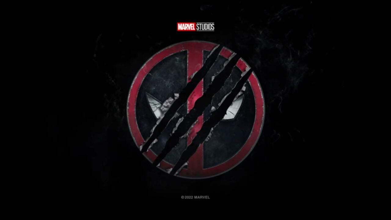 Logo Marvel Studios z uszkodzoną tarczą w centrum na ciemnym tle z dymem, z napisem ©2022 MARVEL w dolnej części obrazu. Jeden z plakatów zapowiadających film Deadpool 3.