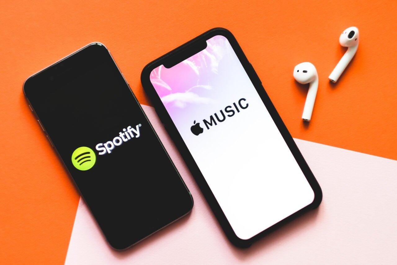 Dwa smartfony z aplikacjami Spotify oraz Apple Music