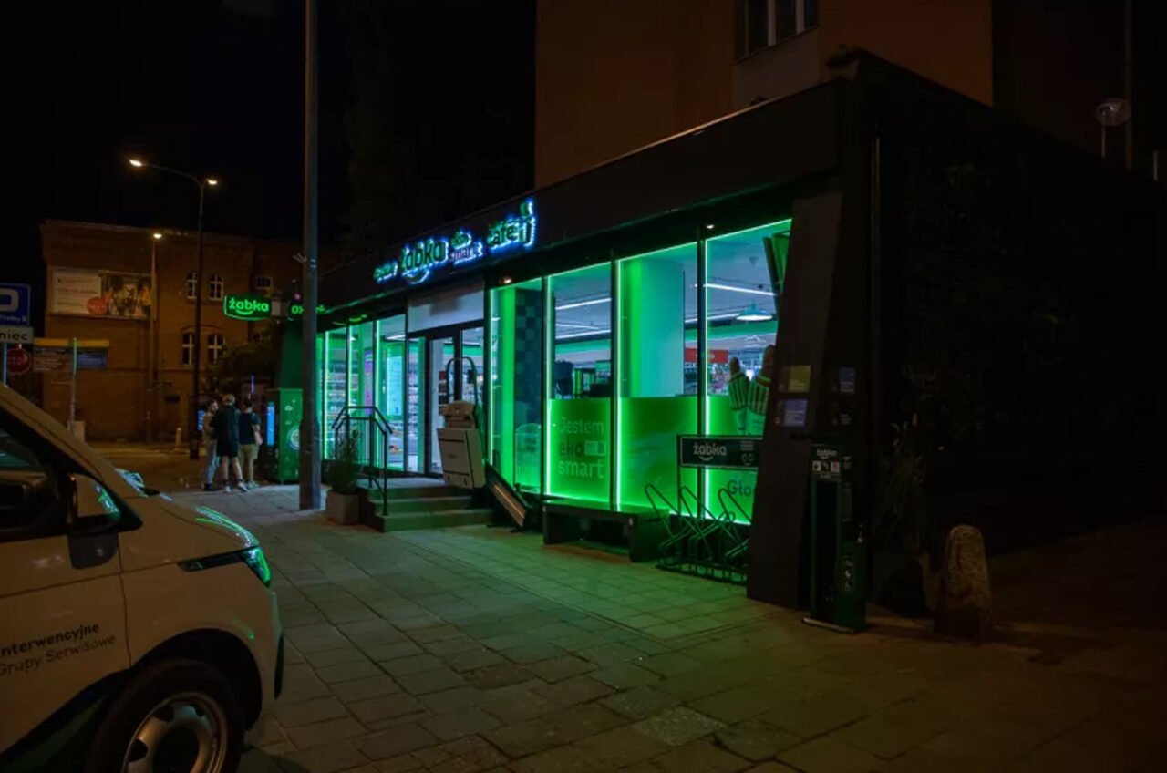 Żabka Eko Smart sklep widziany nocą