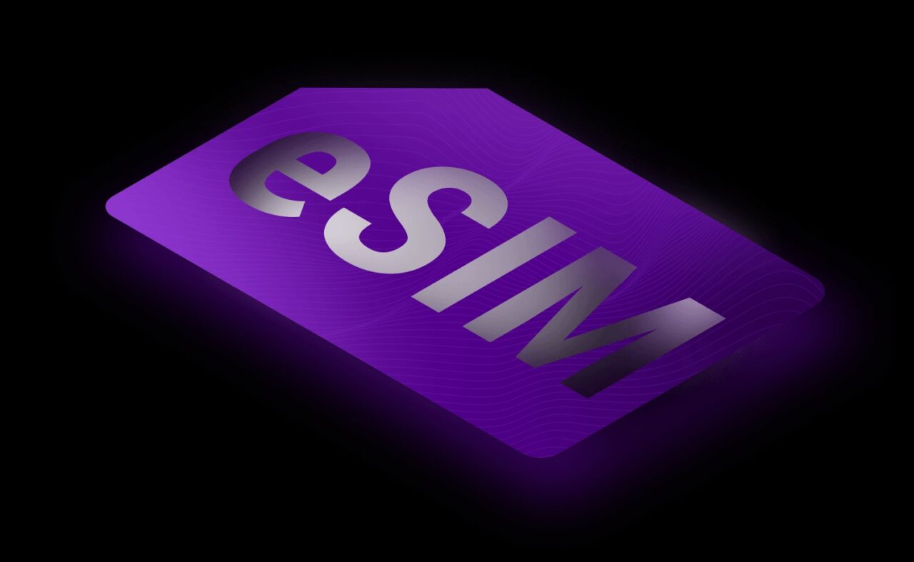 fioletowa karta z napisem "e-sim" na czarnym tle