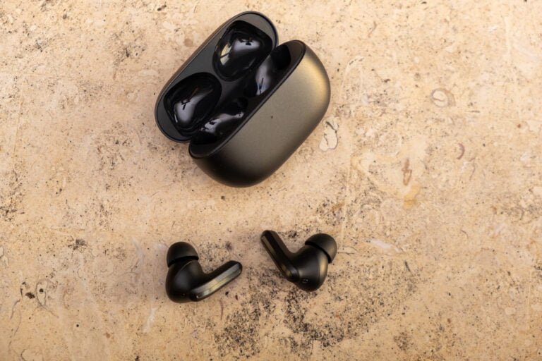 Recenzja Redmi Buds 4 Pro, zdjęcie główne przedstawiające słuchawki poza etui