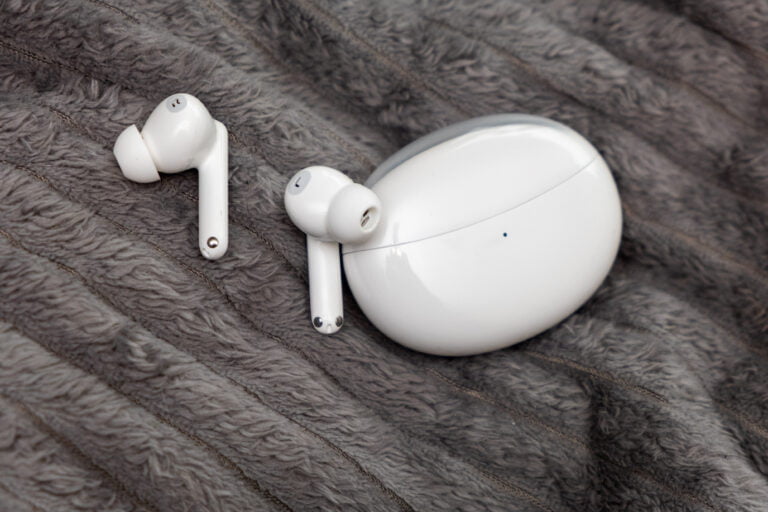 Recenzja Oppo Enco Air2 Pro - zdjęcie przedstawia słuchawki wyjęte z etui