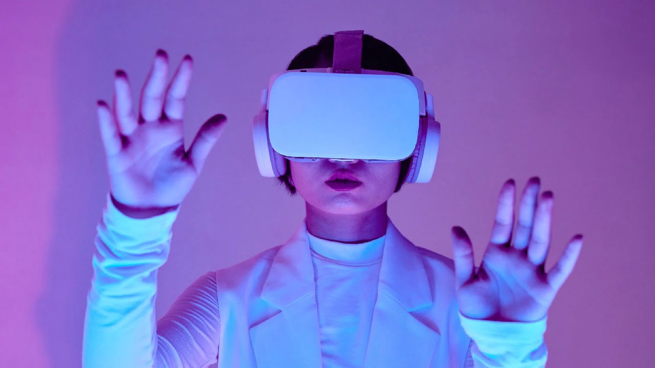 kobieta w goglach VR