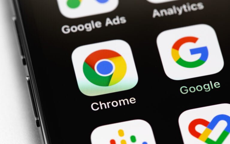 Ikona aplikacji Google Chrome na smartfonie z widocznymi również innymi ikonami aplikacji Google.