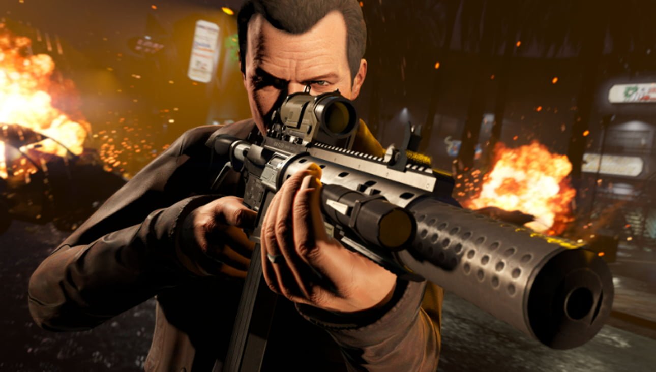 Postać z gry wideo GTA V celuje z karabinu automatycznego na tle eksplozji i płomieni.