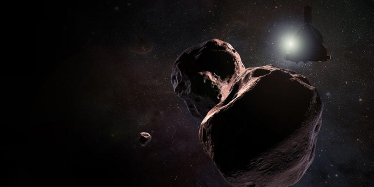 Asteroida w przestrzeni kosmicznej z sondą kosmiczną w tle.