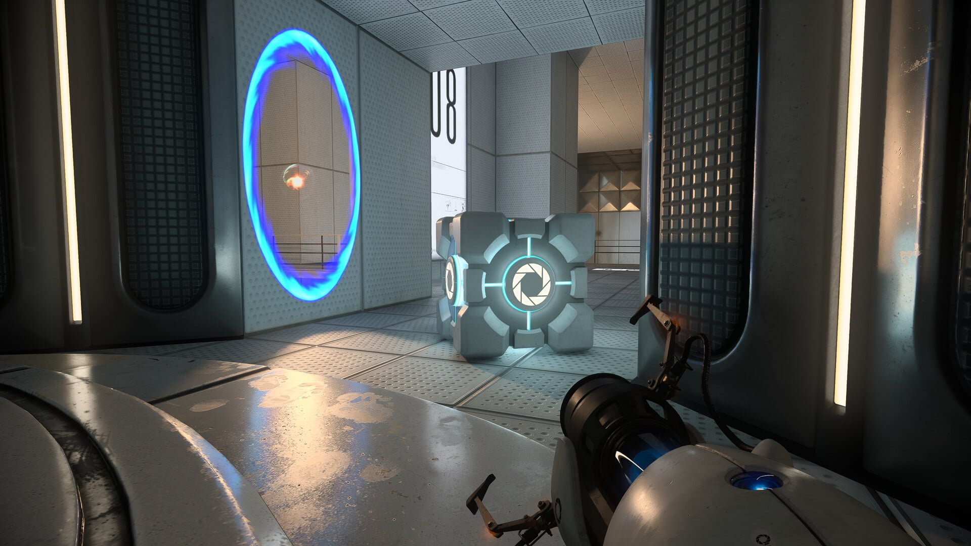 Wnętrze futurystycznego laboratorium z portalem na ścianie i przyrządem do tworzenia portali w pierwszym planie, obok sześciennej zagadki umieszczonej na podłodze.