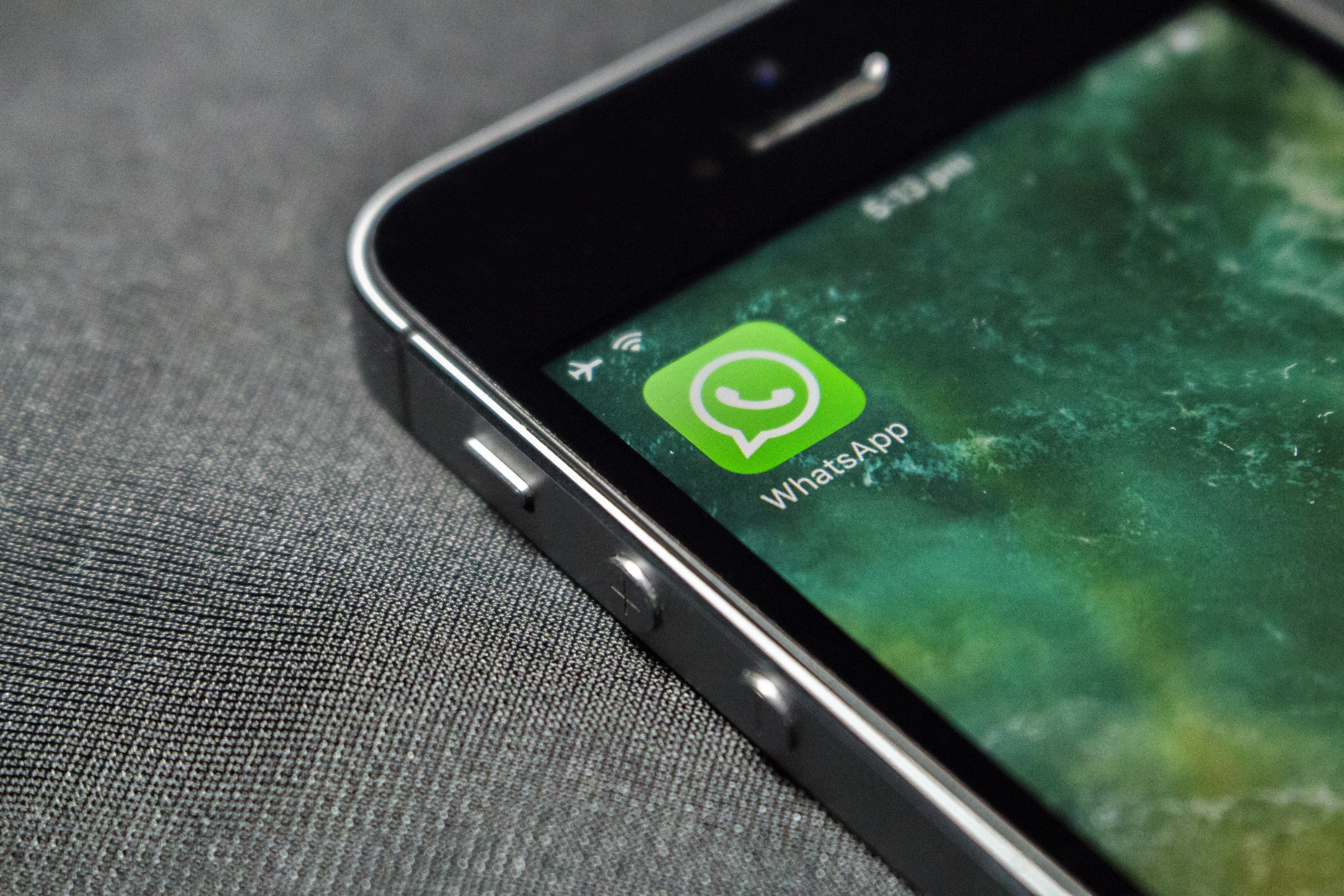 smartfon z włączonym ekranem i ikoną aplikacji whatsapp na ekranie głównym. Głosówki w WhatsApp będą teraz lepsze.