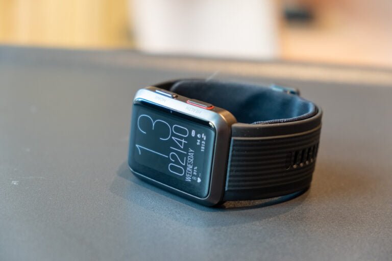 Recenzja Huawei Watch D, zdjęcie przedstawiające zegarek na stole