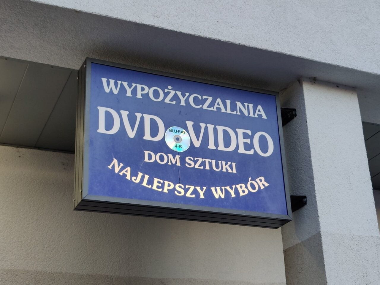 Wypożyczalnia DVD zdjęcie szyldu w Warszawie