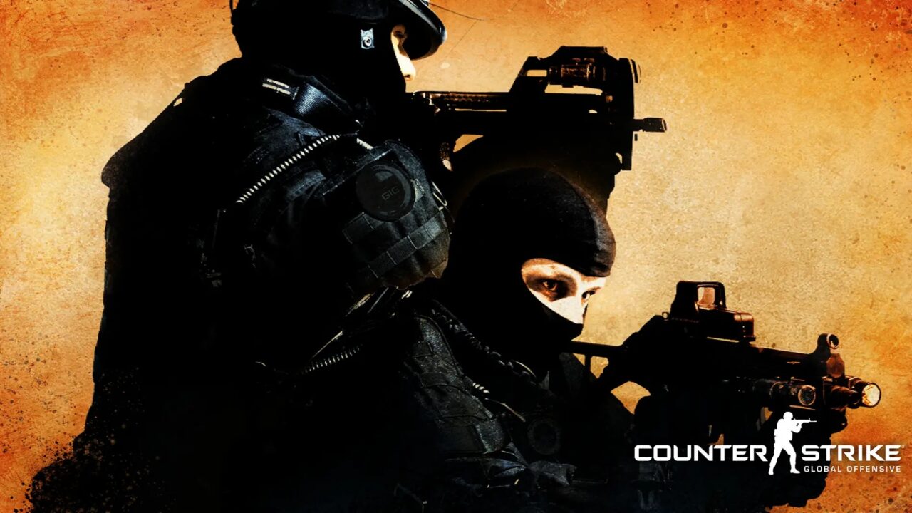 Plakat gry CS:GO. Postać wojskowa w pełnym uzbrojeniu i ochronie z karabinem na tle z grafiką i logiem gry "Counter Strike: Global Offensive".