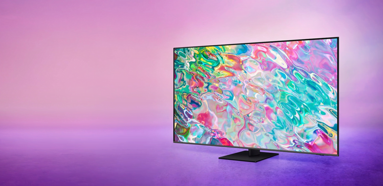 telewizor 65-calowy Samsung Q77B umieszczony na jasnofioletowym tle