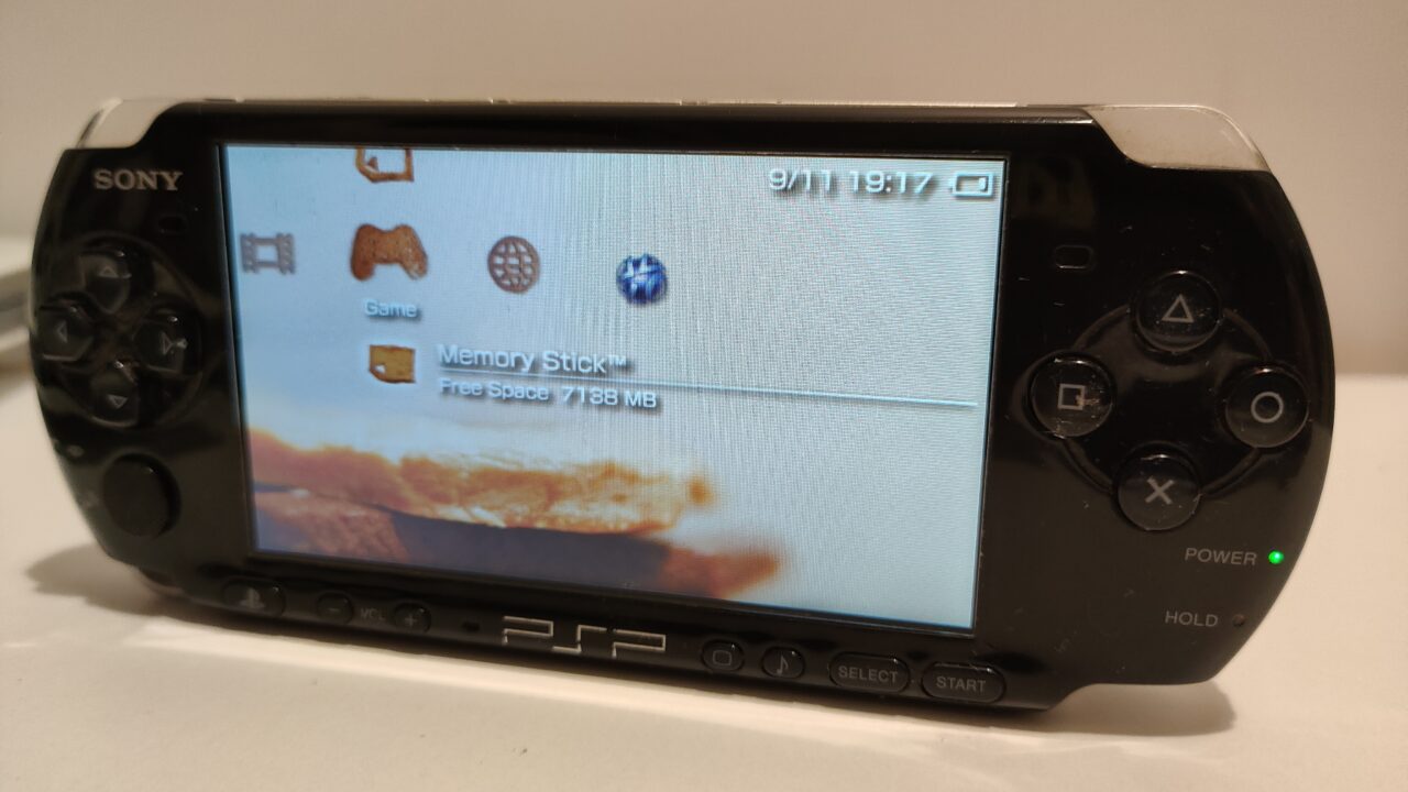 Przenośna konsola do gier PSP z wyświetlonym menu ekranu głównego, pokazującym wolne miejsce na karcie pamięci wynoszące 7138 MB.