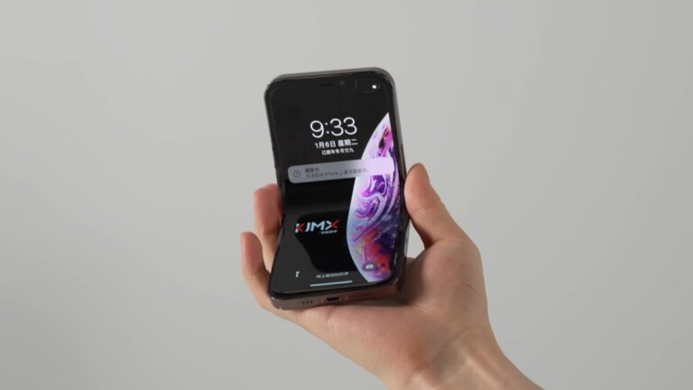 Dłoń trzymająca projekt chińskiego inżyniera - prototyp składanego smartfona iPhone. Smartfon z chińskimi znakami na ekranie blokady z jasnym tłem.