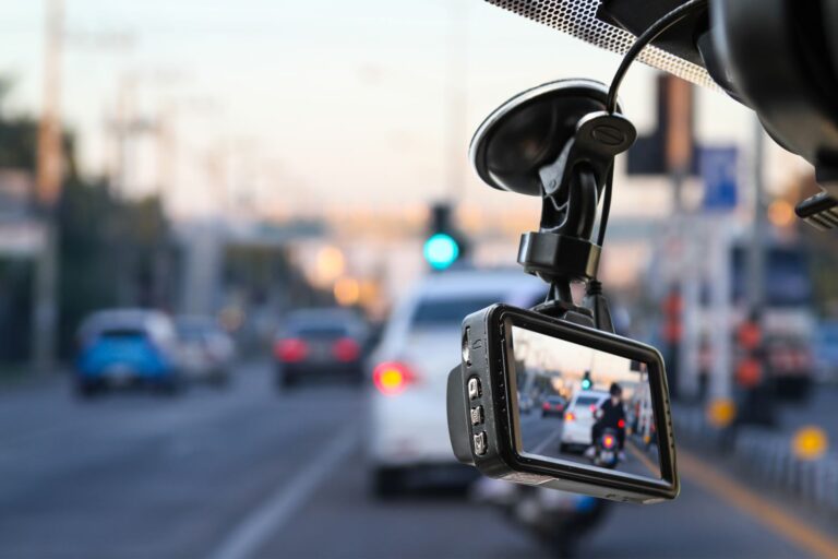 Gadżety do auta - wideorejestrator nagrywający otoczenie z przedniej szyby samochodu