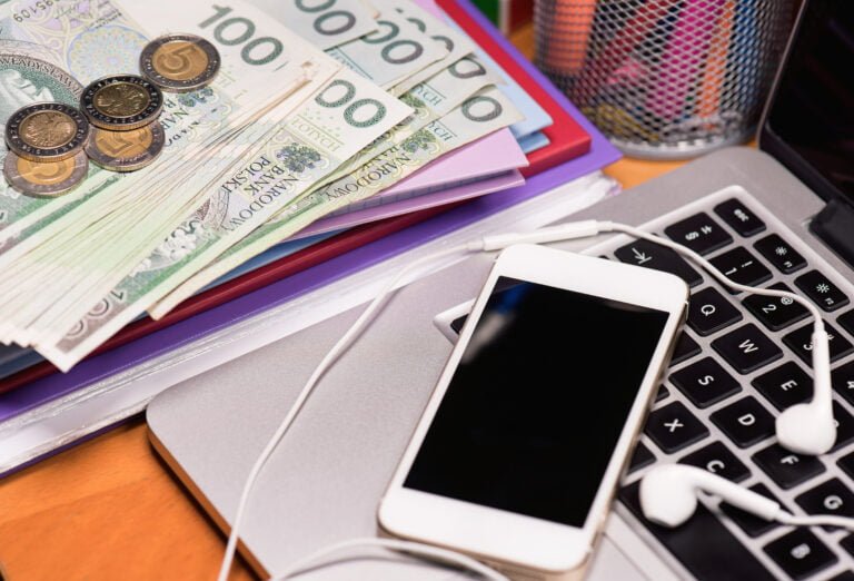 dochód pasywny - smartfon, laptop, pieniądze