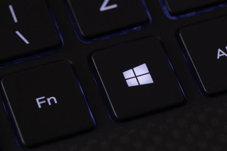 Klawisz z logo Windows na podświetlanej klawiaturze laptopa, otoczony klawiszami Fn i Alt.