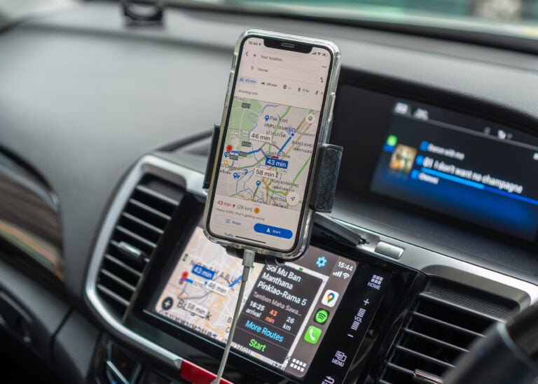 google maps na smartfonie w samochodzie