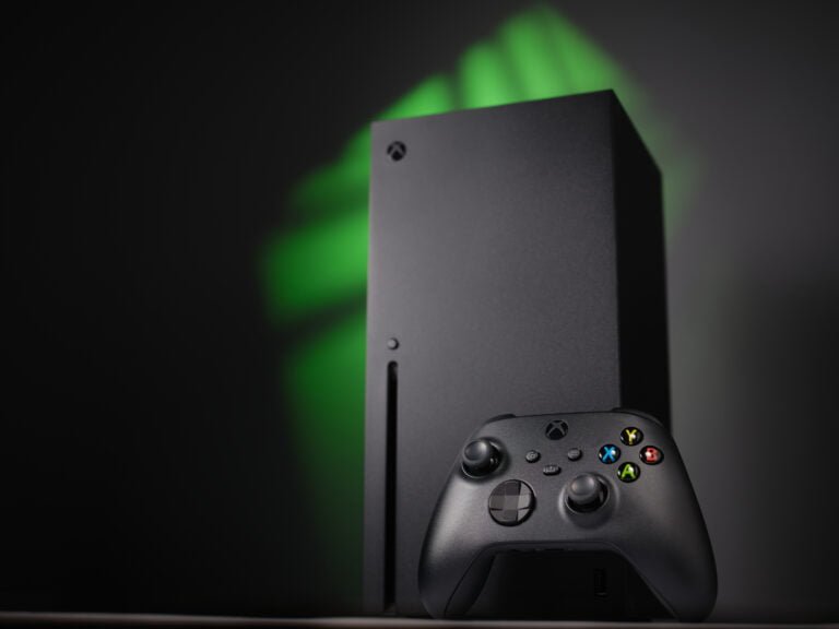 konsola Xbox Series X na czarno zielonym tle