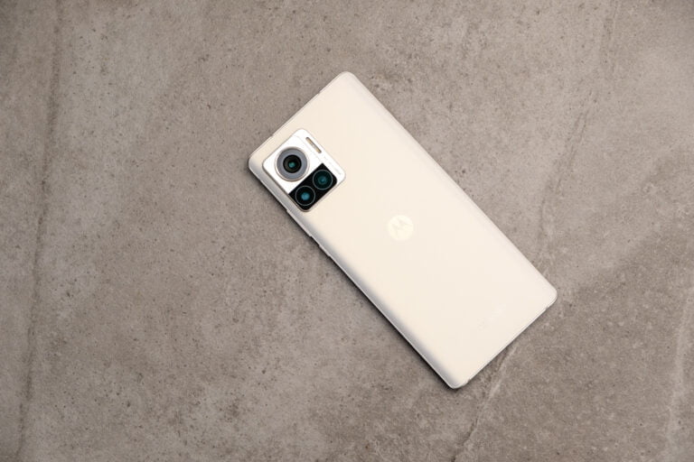Recenzja Motorola edge 30 ultra - zdjęcie główne przedstawiające smartfon