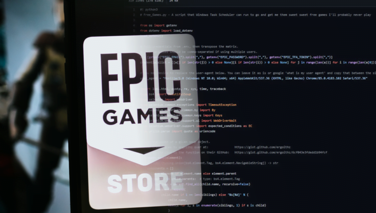 Ekran komputera z widocznym kodem źródłowym i logo Epic Games Store, rozmyte sylwetki ludzi w tle.
