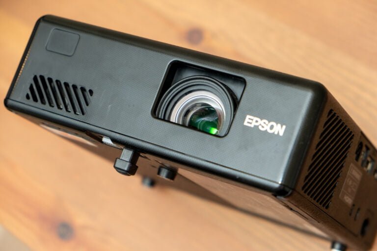 Recenzja Epson EF-11 zdjęcie główne przedstawiające projektor od frontu