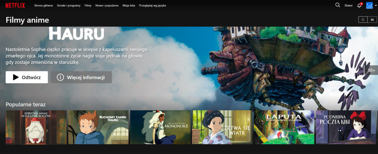 Strona główna serwisu Netflix z sekcją "Filmy anime", prezentująca banner promujący "Ruchomy Zamek Hauru" z opisem fabuły i przyciskami do odtwarzania oraz uzyskania więcej informacji, oraz miniaturami popularnych anime takich jak "Spirited Away" i inne. Zdjęcie do artykułu pt. Kody Netflix