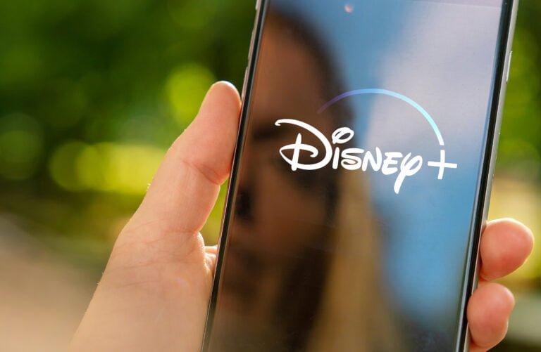 Logo Disney+ wyświetlone na smartfonie