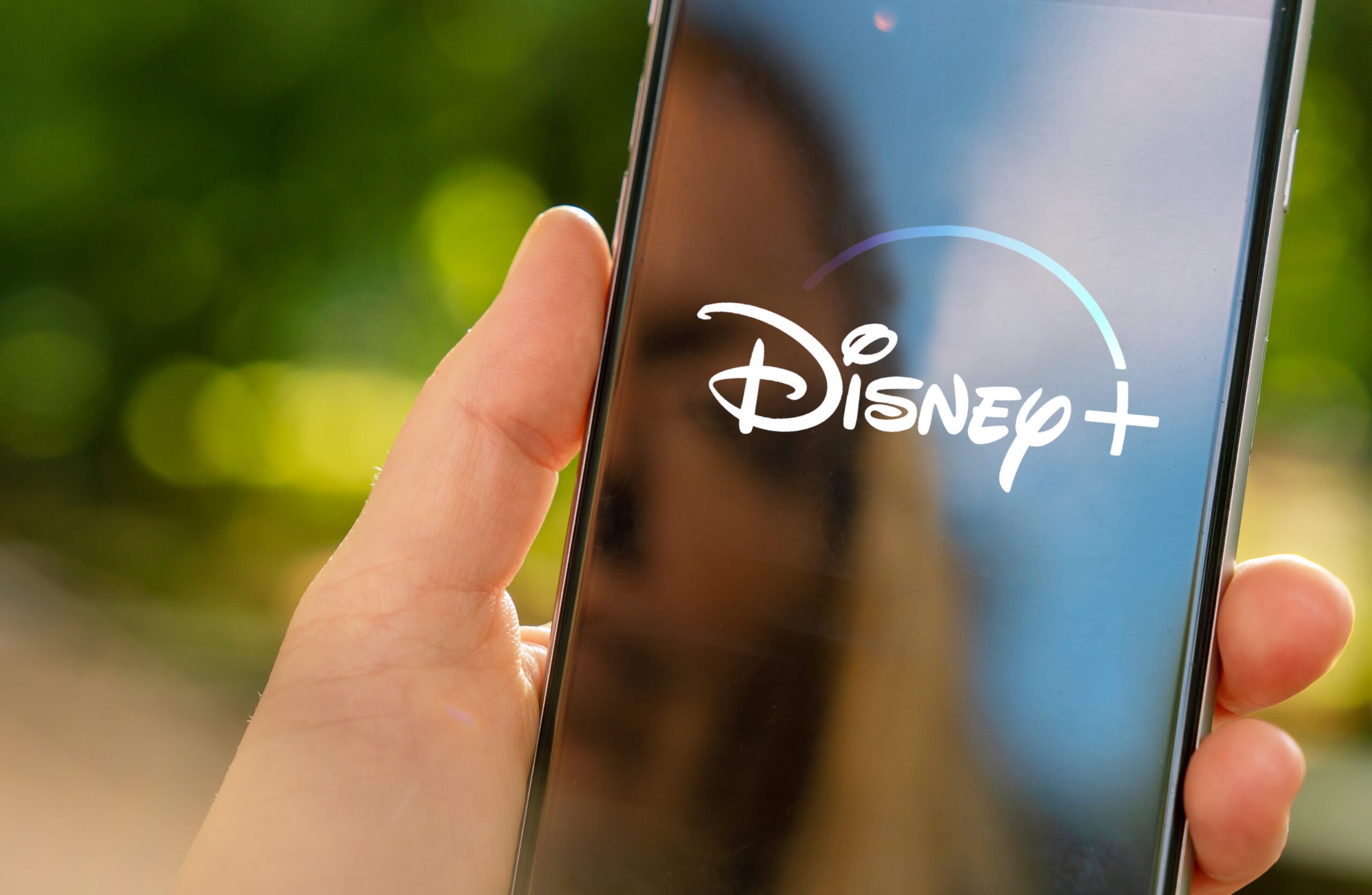Logo Disney+ cena wyświetlone na smartfonie