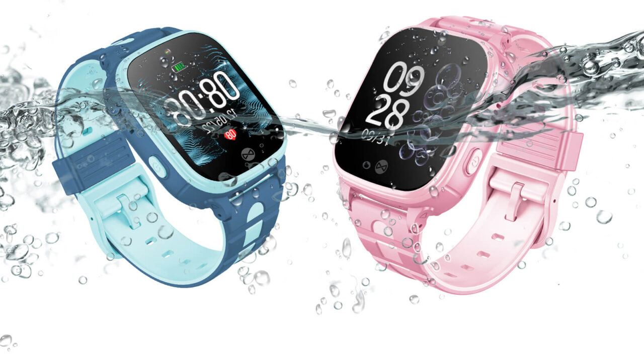 Dwa smartwatche, jeden niebieski a drugi różowy, z widocznymi kroplami i strumieniami wody, sugerujące wodoodporność urządzeń.