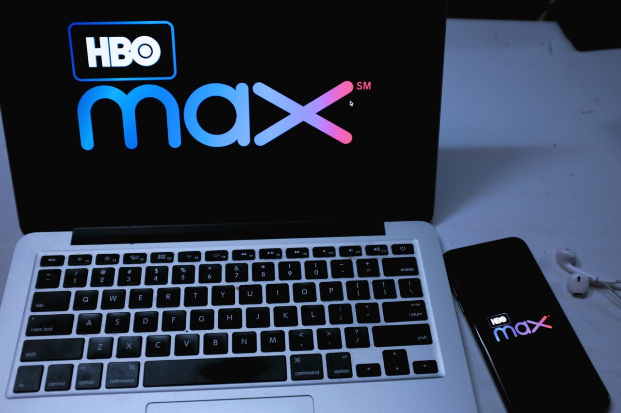 Laptop i smartfon z logo HBO Max