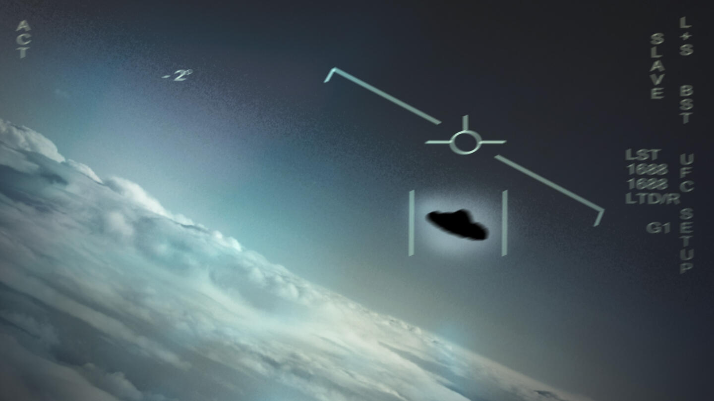 Chmury i niebieskie niebo widziane z perspektywy lotu z nieczytelnymi oznaczeniami technicznymi na pierwszym planie, przypominającymi wyświetlacz HUD samolotu wojskowego z zarysem niezidentyfikowanego obiektu latającego (UFO)