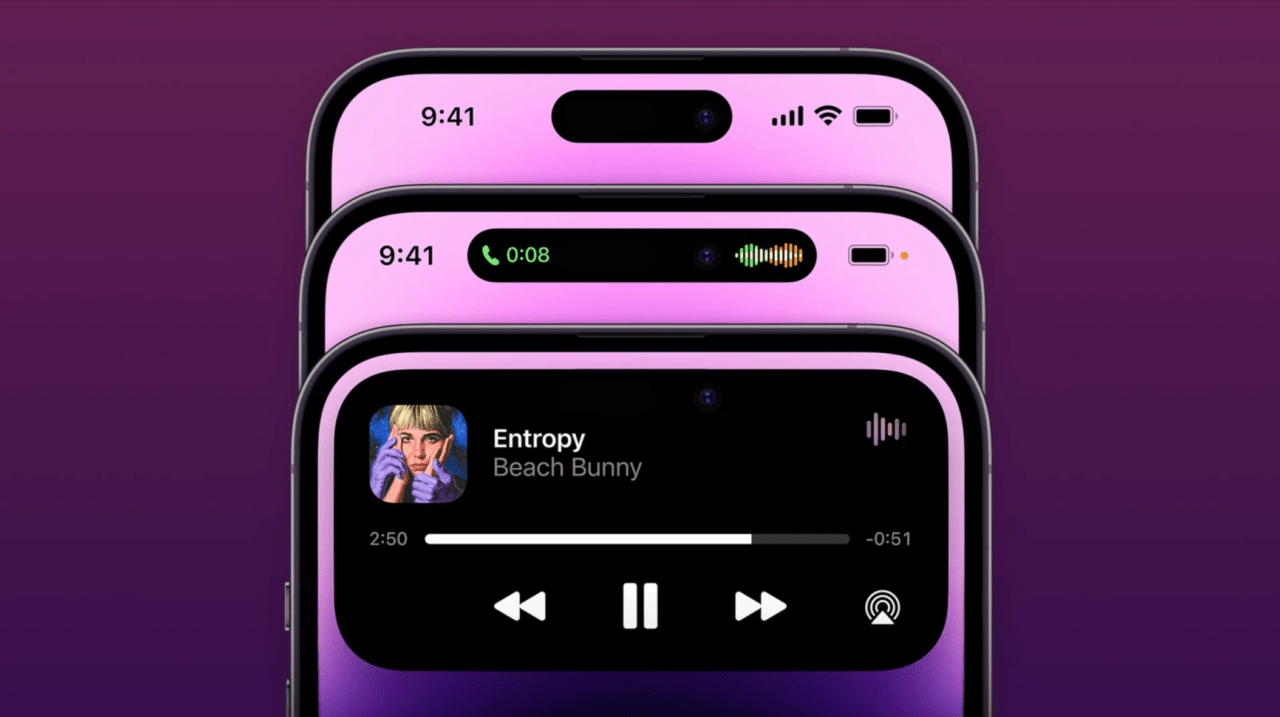 Trzy smartfony iPhone z różowymi tłami ekranów, na których wyświetla się aplikacja do odtwarzania muzyki z okładką albumu i informacjami nt. utworu "Entropy" artysty Beach Bunny.
