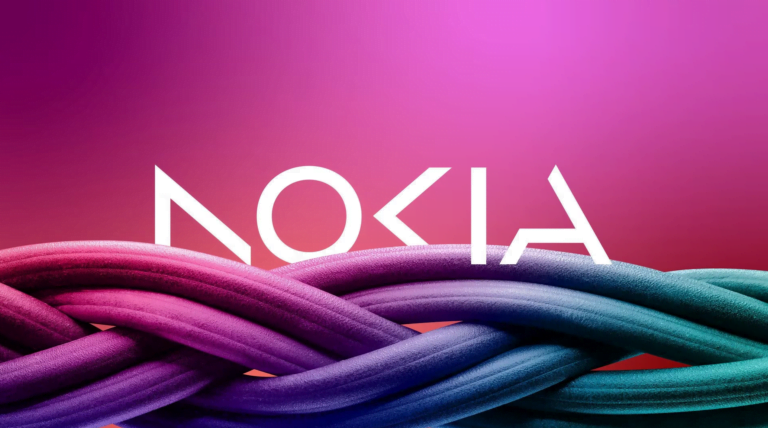 Logo Nokia na różowym tle. Na pierwszym planie zaplecione przewody