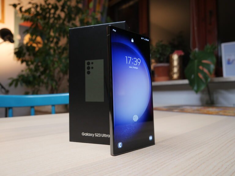 Smartfon Samsung Galaxy S23 Ultra wraz z pudełkiem znajdują się na jasnym stole